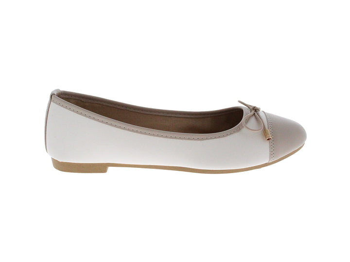 Zapato plano tipo baleta para mujer en color beige y topo con detalle de moño en la parte superior.