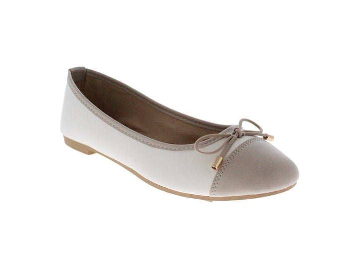 Zapato plano tipo baleta para mujer en color beige y topo con detalle de moño en la parte superior.