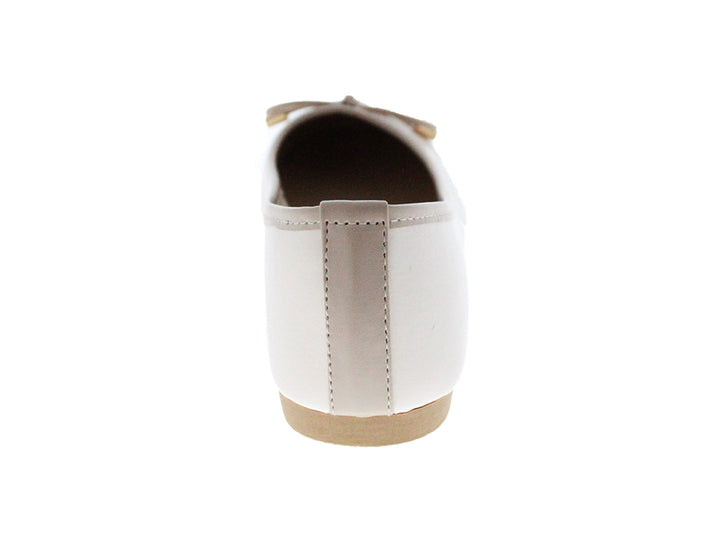 Zapato plano tipo baleta para mujer en color beige y topo con detalle de moño en la parte superior.