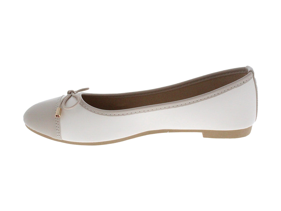 Zapato plano tipo baleta para mujer en color beige y topo con detalle de moño en la parte superior.