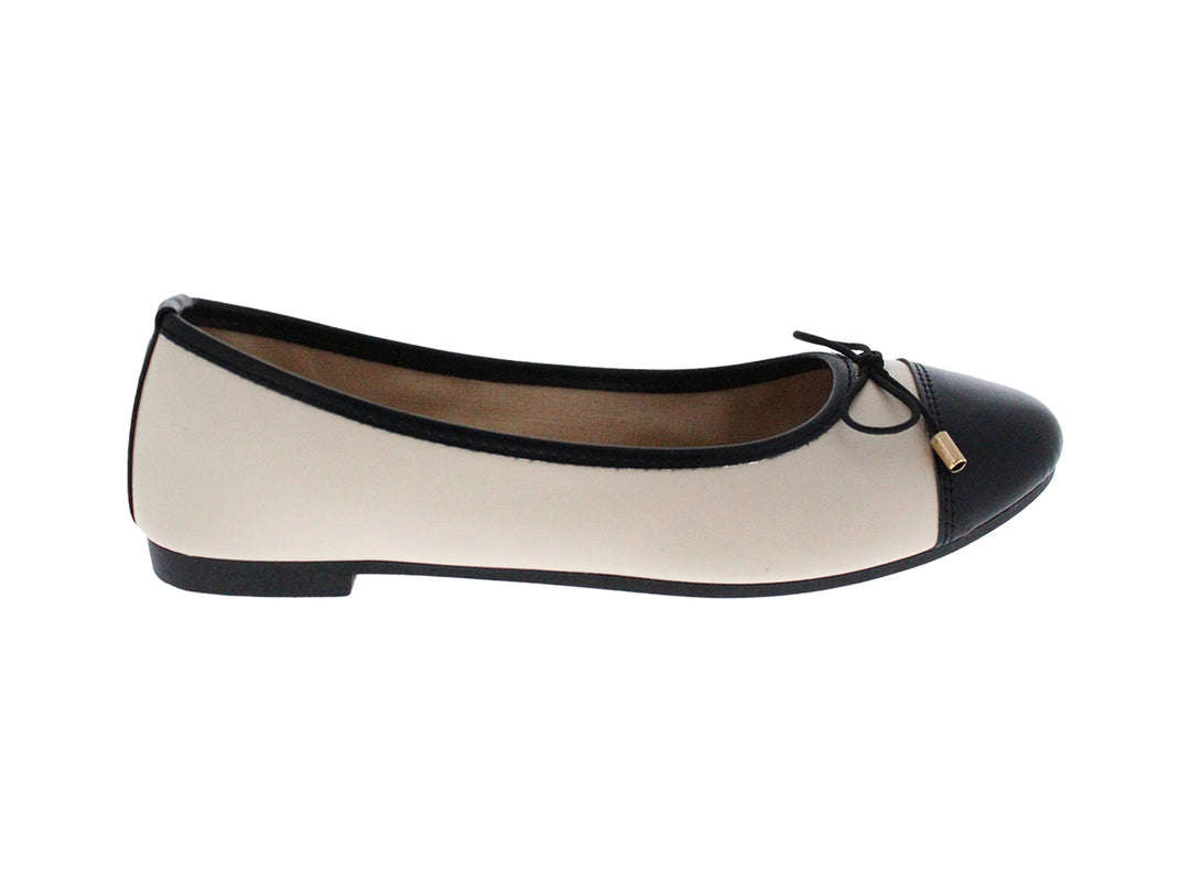 Zapatos planos estilo baletas en colores beige y negro con un pequeño lazo decorativo en la punta.