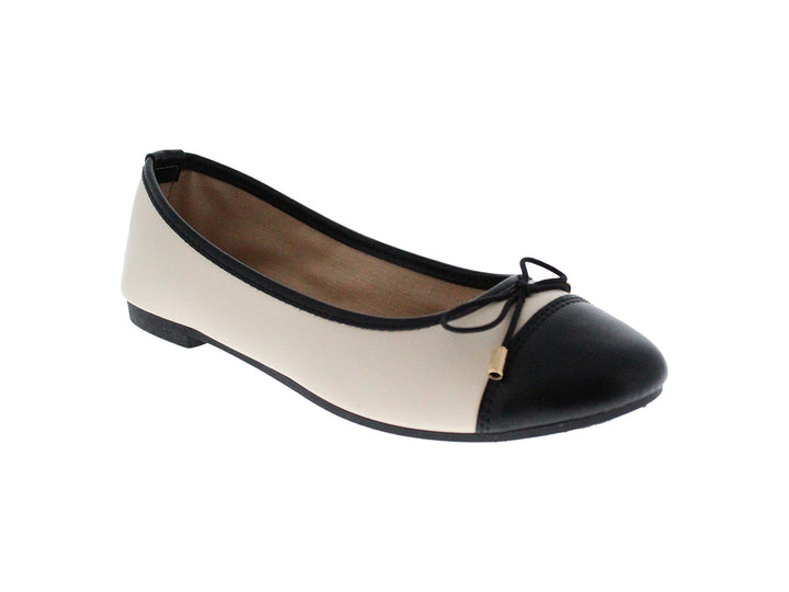 Zapatos planos estilo baletas en colores beige y negro con un pequeño lazo decorativo en la punta.