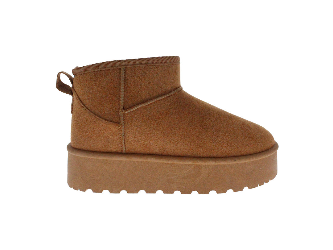 Bota color camel con suela de plataforma gruesa y textura mate.