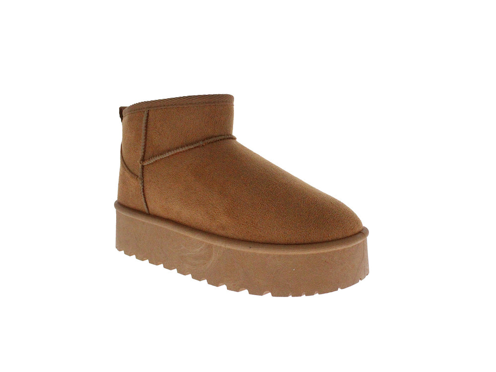 Bota color camel con suela de plataforma gruesa y textura mate.