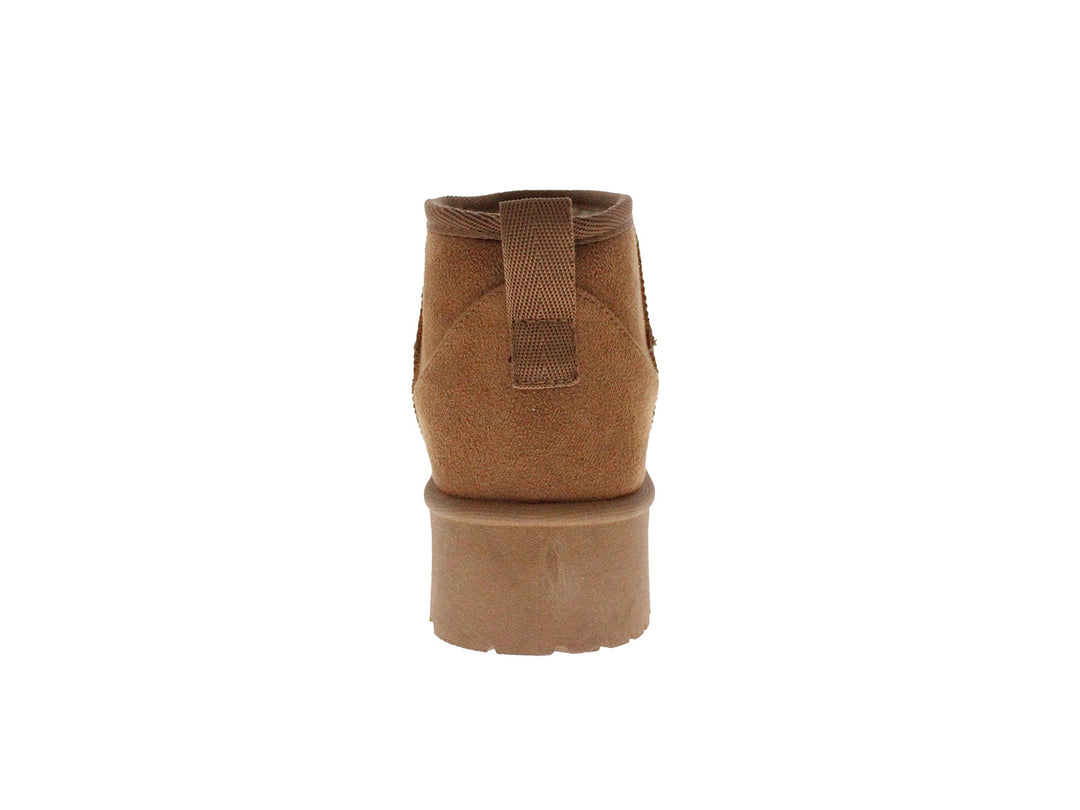 Bota color camel con suela de plataforma gruesa y textura mate.