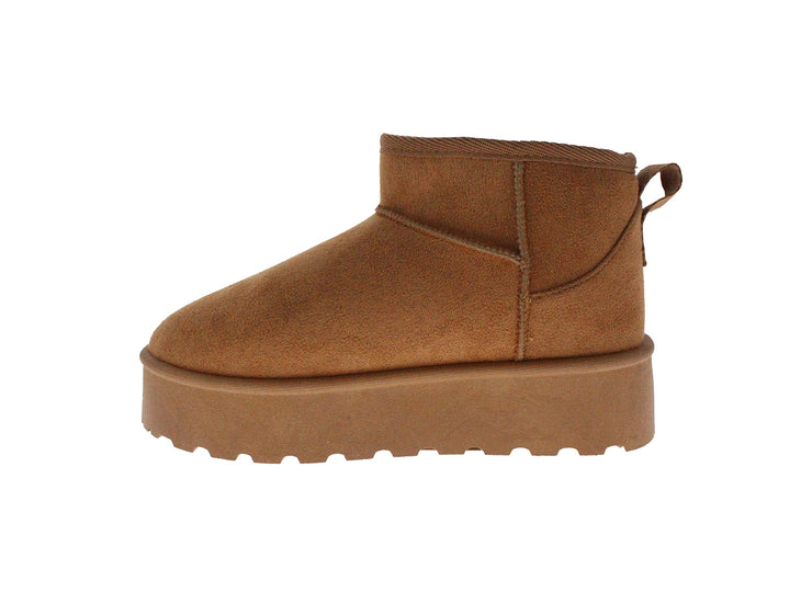 Bota color camel con suela de plataforma gruesa y textura mate.