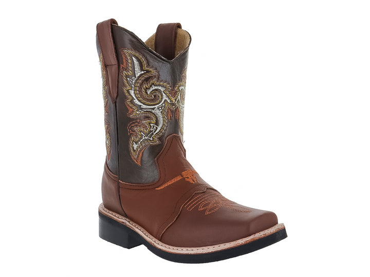 Bota vaquera para niño en color marrón con bordados decorativos en el eje y punta cuadrada.