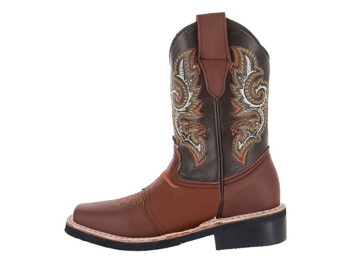 Bota vaquera para niño en color marrón con bordados decorativos en el eje y punta cuadrada.