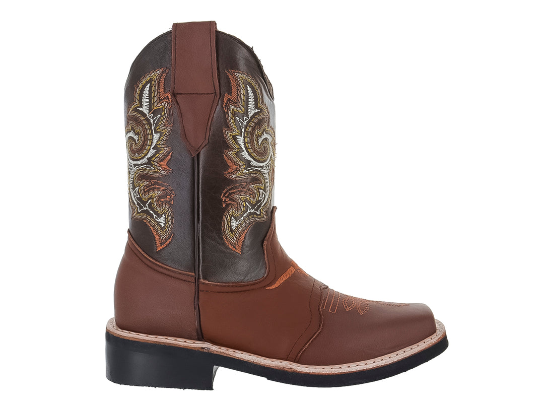 Bota vaquera marrón de cuero con bordados decorativos en el tubo y suela negra.