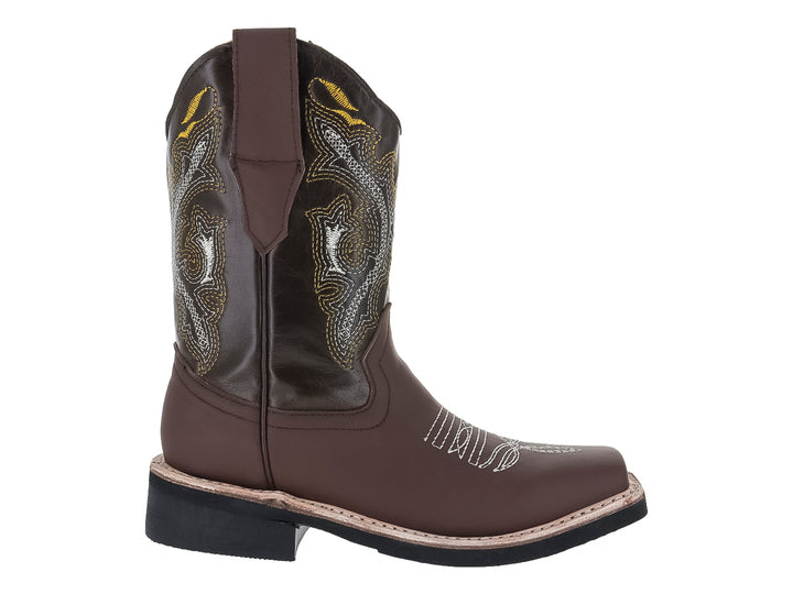 Bota vaquera de piel color café claro con bordados decorativos en el tubo y punta cuadrada.