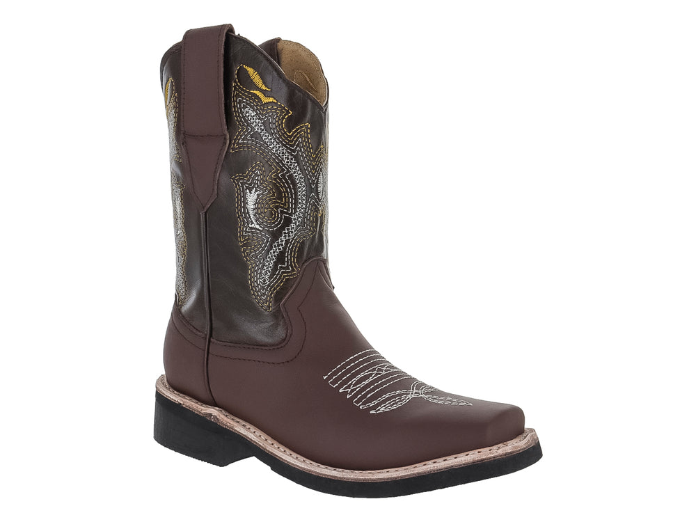 Bota vaquera infantil de piel color café claro con bordados blancos y punta cuadrada.
