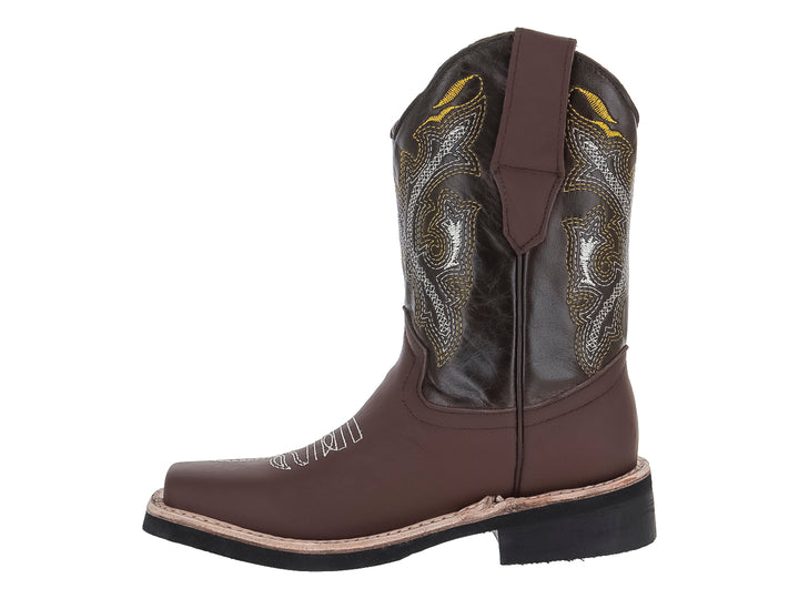 Bota vaquera infantil de piel color café claro con bordados blancos y punta cuadrada.