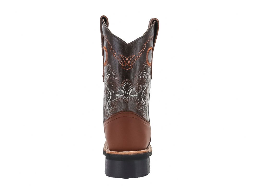 Botas vaqueras para niño en color marrón y negro con detalles bordados en blanco y punta cuadrada.