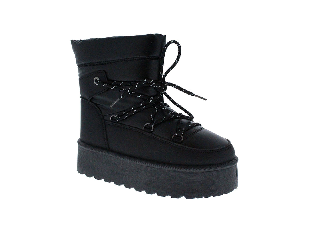 Bota negra de plataforma con cordones moteados y suela gruesa.