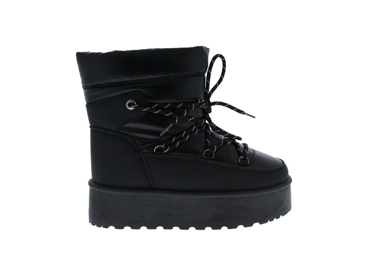 Bota negra de plataforma con cordones moteados y suela gruesa.