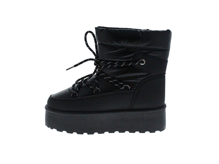 Bota negra de plataforma con cordones moteados y suela gruesa.