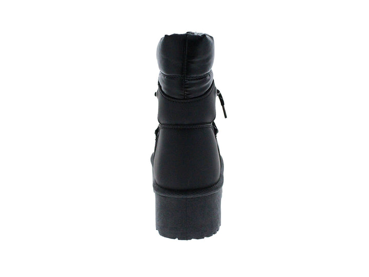 Bota negra de plataforma con cordones moteados y suela gruesa.