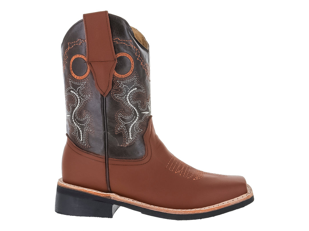 Botas vaqueras para niño en piel color marrón y negro con detalles bordados y punta cuadrada.