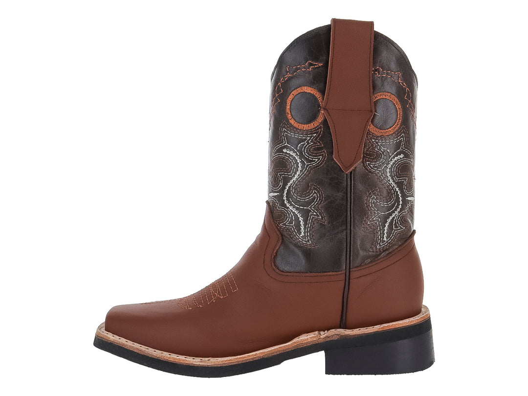 Botas vaqueras para niño en piel color marrón y negro con detalles bordados y punta cuadrada.
