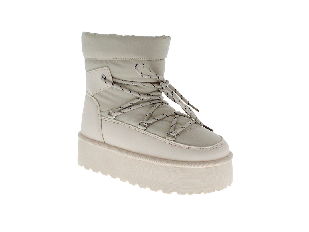 Bota de color beige con suela de plataforma gruesa y cordones bicolor.