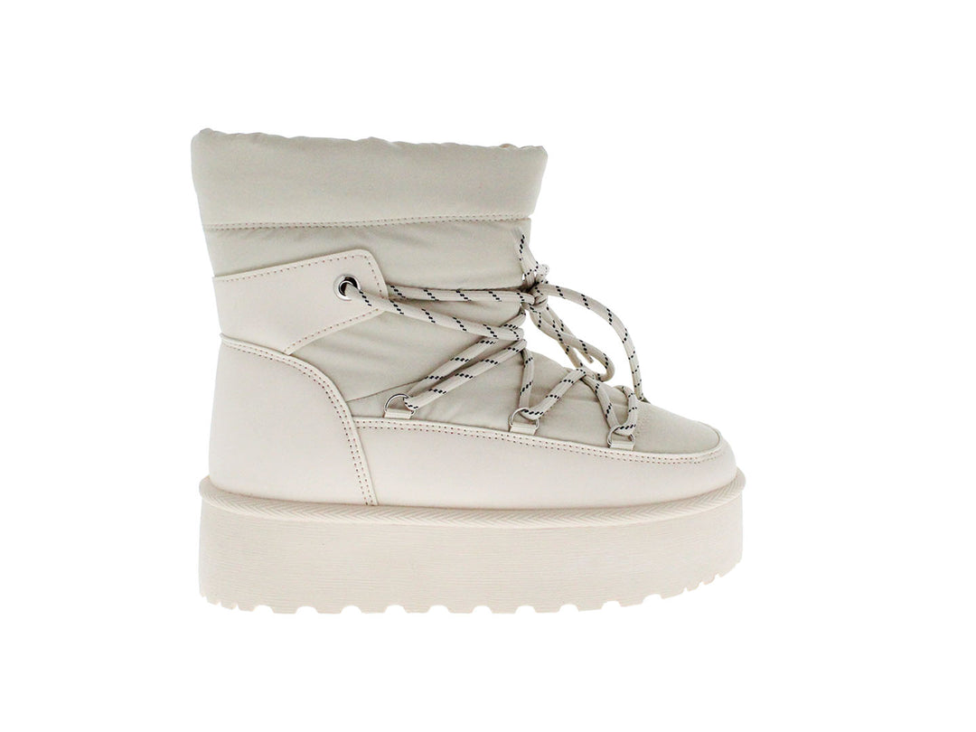 Bota de color beige con suela de plataforma gruesa y cordones bicolor.