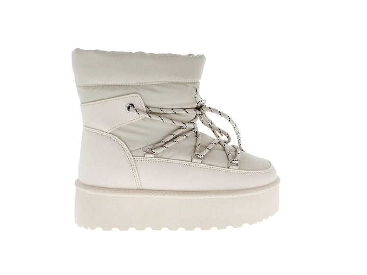 Bota de color beige con suela de plataforma gruesa y cordones bicolor.