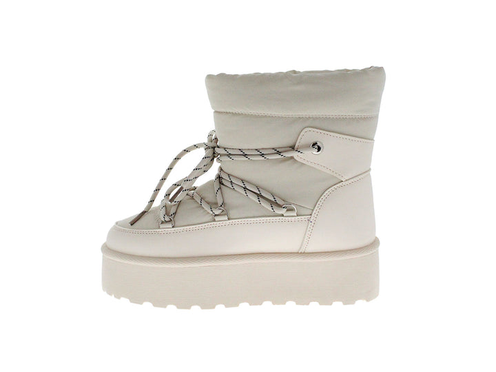 Bota de color beige con suela de plataforma gruesa y cordones bicolor.