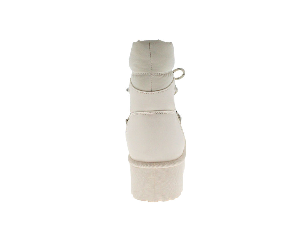 Bota de color beige con suela de plataforma gruesa y cordones bicolor.