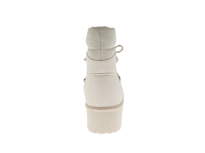 Bota de color beige con suela de plataforma gruesa y cordones bicolor.