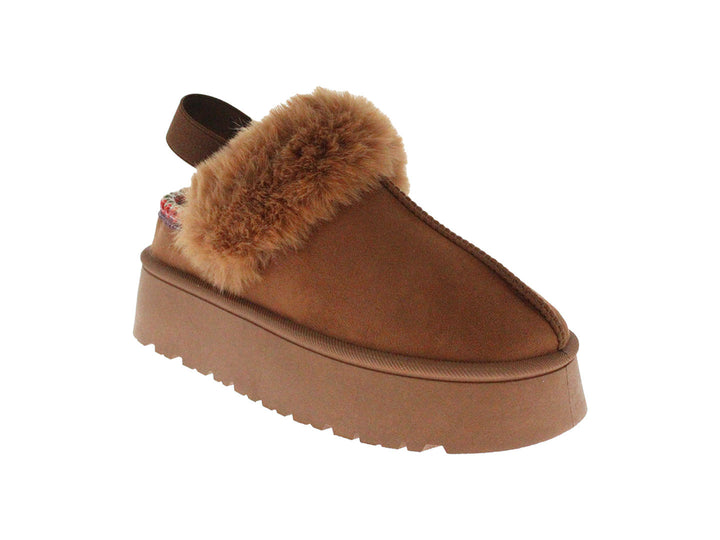 Sandalia color camel con plataforma alta, detalle de peluche marrón y ribete decorativo.