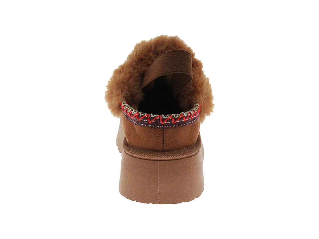 Sandalia color camel con plataforma alta, detalle de peluche marrón y ribete decorativo.