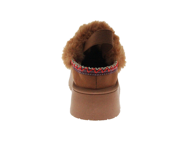 Sandalia color camel con plataforma alta, detalle de peluche marrón y ribete decorativo.