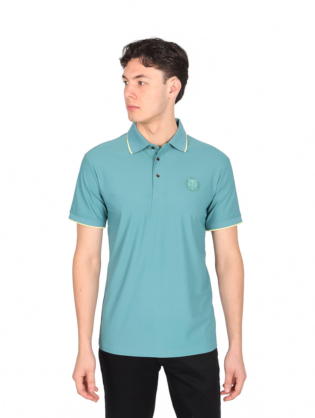 Hombre vistiendo playera polo color teal con detalles amarillos en cuello y mangas.