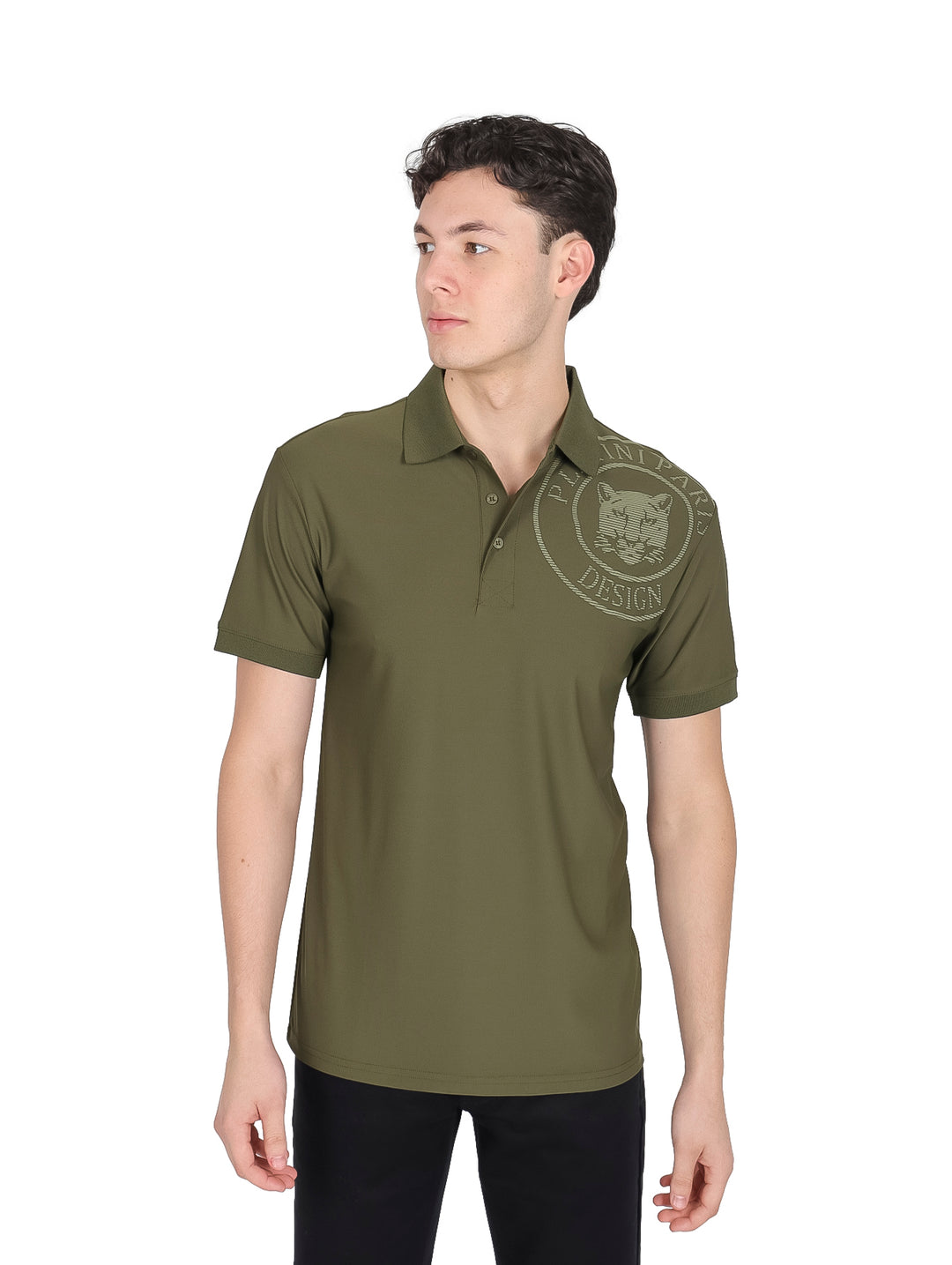 Hombre vistiendo playera polo color oliva de la marca Platini con estampado circular en el pecho.