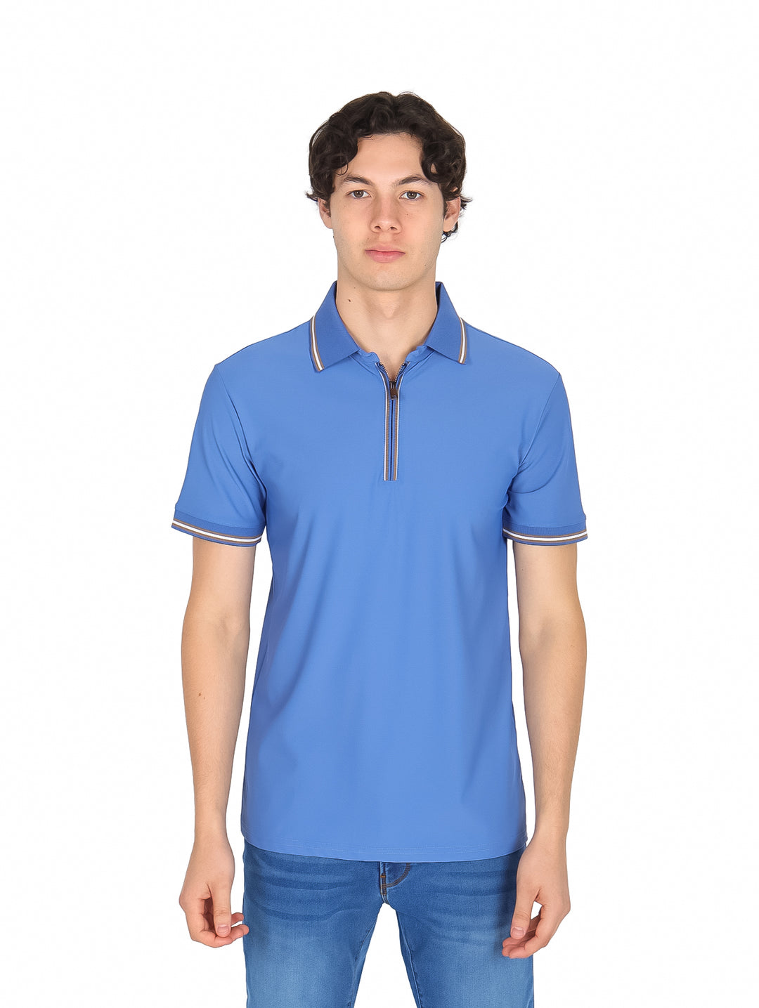 Hombre vistiendo playera polo azul de manga corta con cierre frontal y detalles blancos en cuello y mangas.