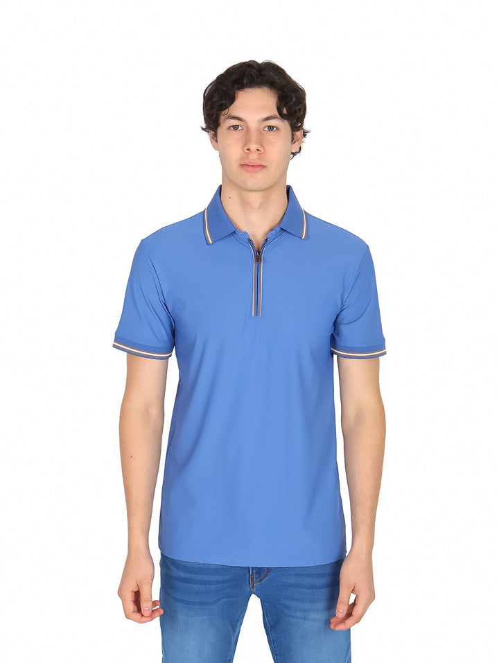 Hombre vistiendo playera polo azul de manga corta con cierre frontal y detalles blancos en cuello y mangas.