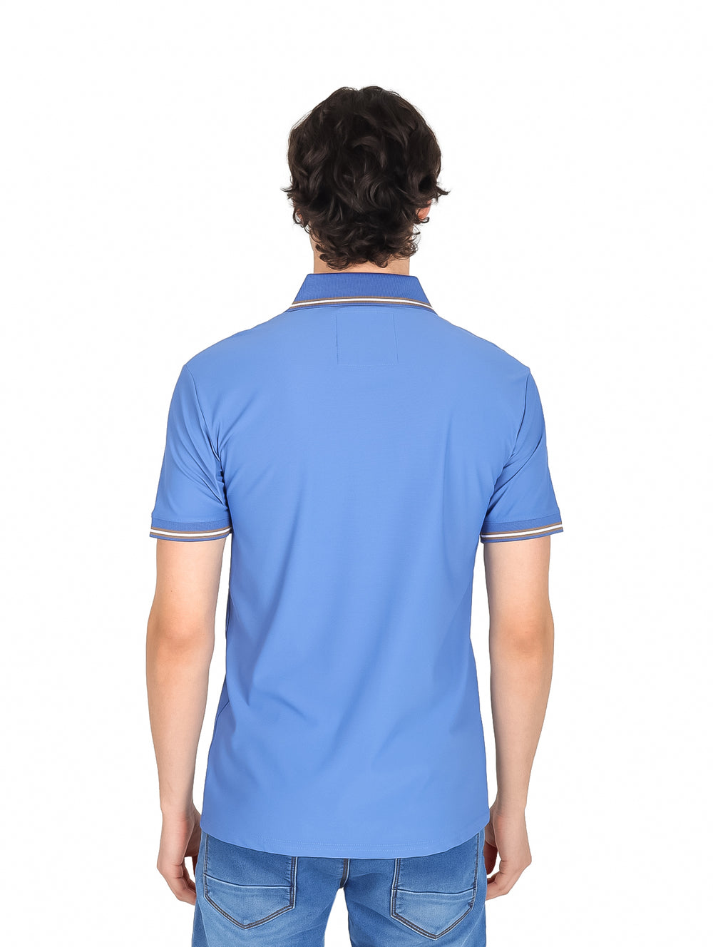 Hombre vistiendo playera polo azul de manga corta con cierre frontal y detalles blancos en cuello y mangas.