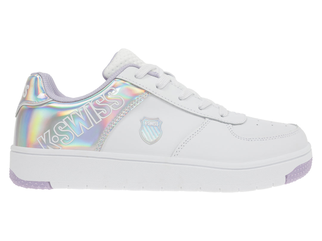 Tenis K-Swiss blancos con panel lateral iridiscente y suela blanca con detalle en color lila.