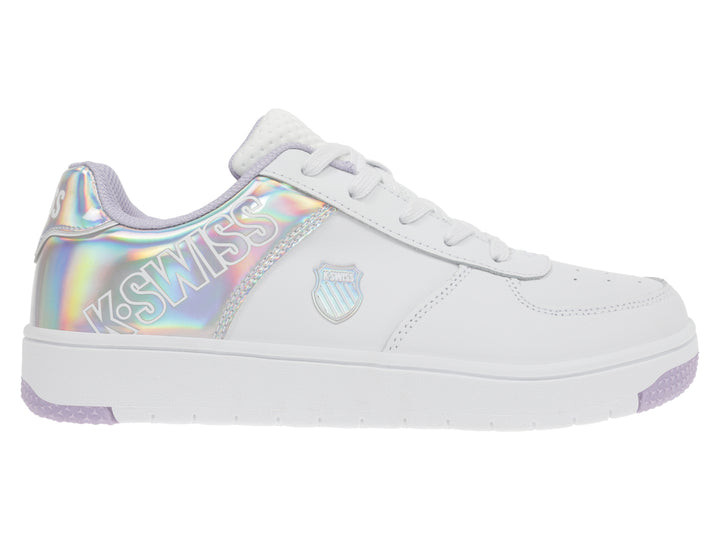 Tenis K-Swiss blancos con panel lateral iridiscente y suela blanca con detalle en color lila.