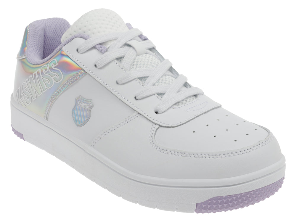 Tenis K-Swiss blancos con panel lateral iridiscente y suela blanca con detalle en color lila.
