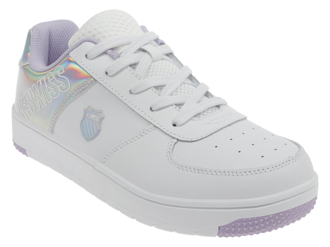 Tenis K-Swiss blancos con panel lateral iridiscente y suela blanca con detalle en color lila.