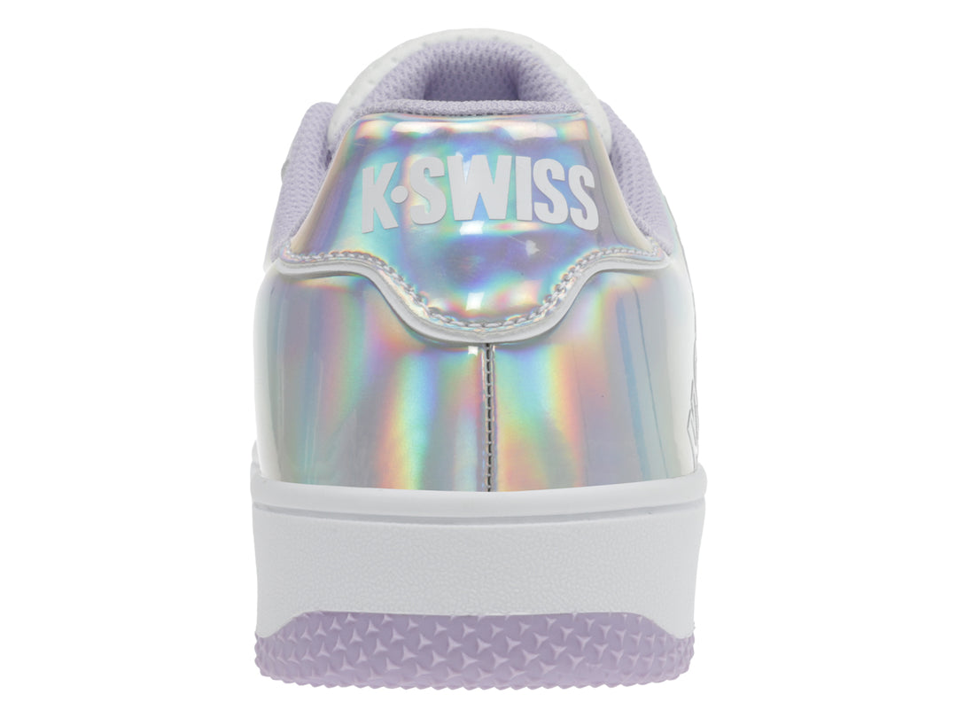 Tenis K-Swiss blancos con panel lateral iridiscente y suela blanca con detalle en color lila.