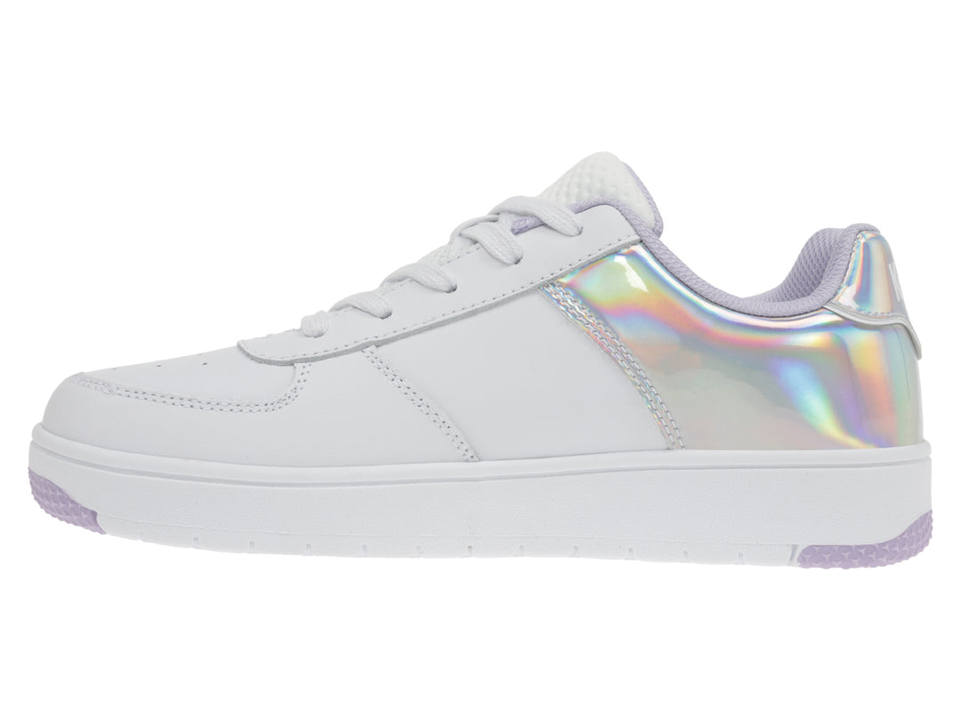 Tenis K-Swiss blancos con panel lateral iridiscente y suela blanca con detalle en color lila.