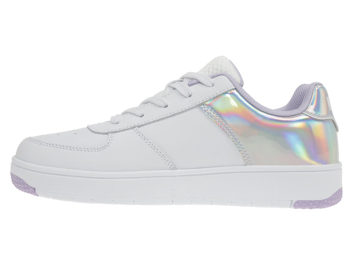 Tenis K-Swiss blancos con panel lateral iridiscente y suela blanca con detalle en color lila.