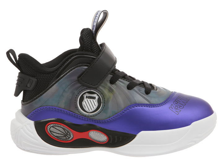 Tenis deportivos K-SWISS de bota en colores morado, negro y blanco con acabado brillante y correa ajustable.