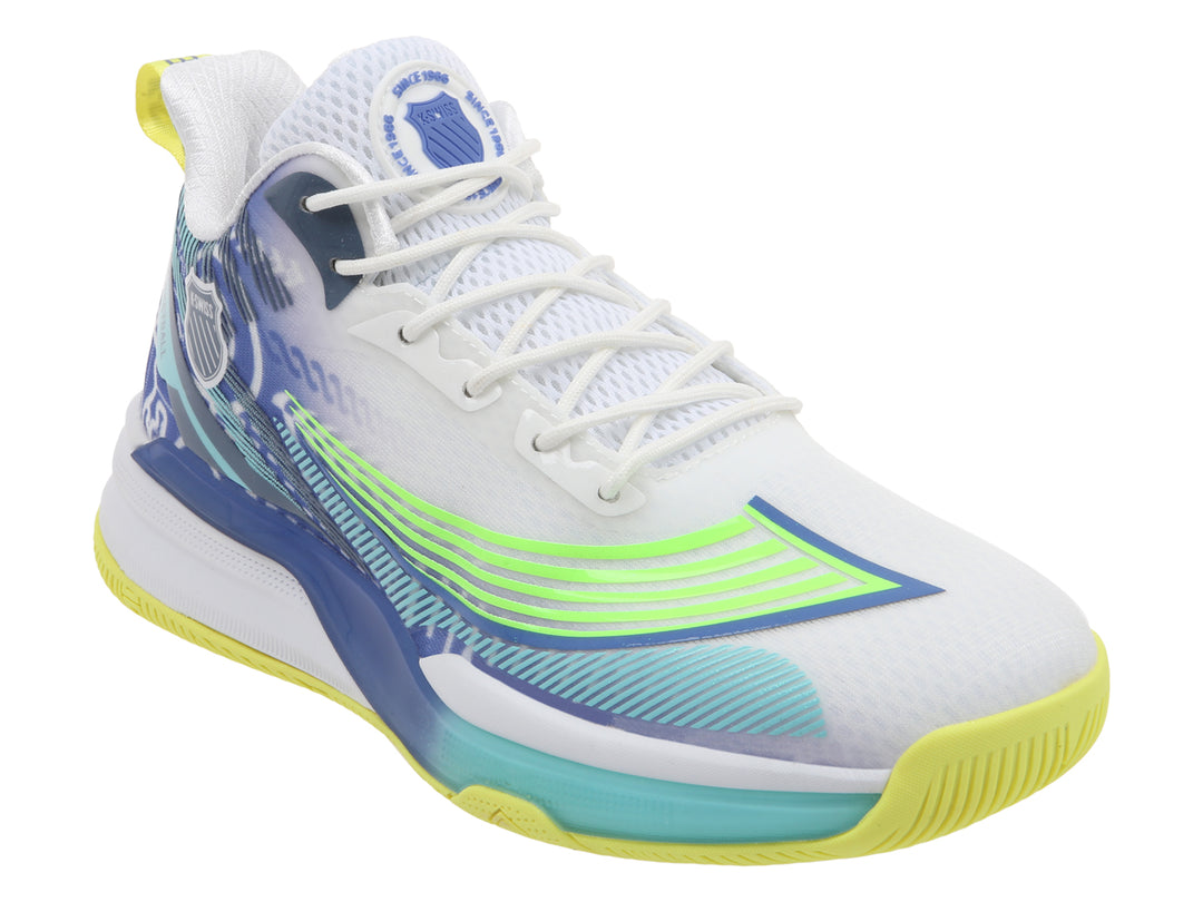 Tenis de baloncesto K-Swiss en colores blanco, azul y lima con diseño moderno y dinámico.