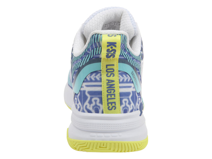 Tenis de baloncesto K-Swiss en colores blanco, azul y lima con diseño moderno y dinámico.