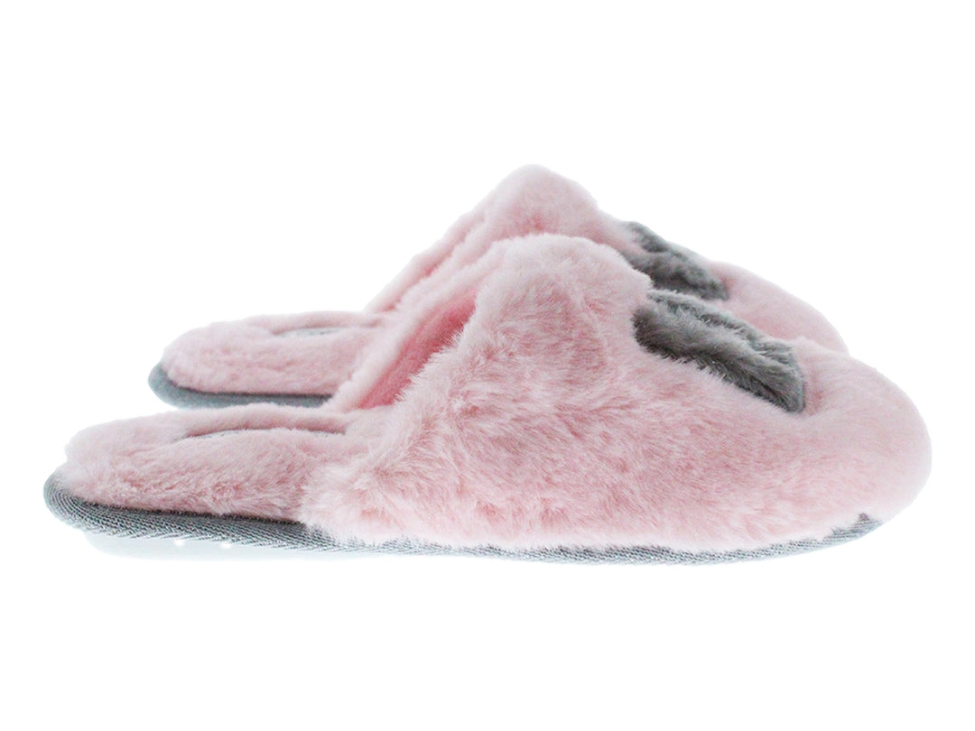 Par de pantuflas color rosa con detalles en gris y textura de peluche suave.