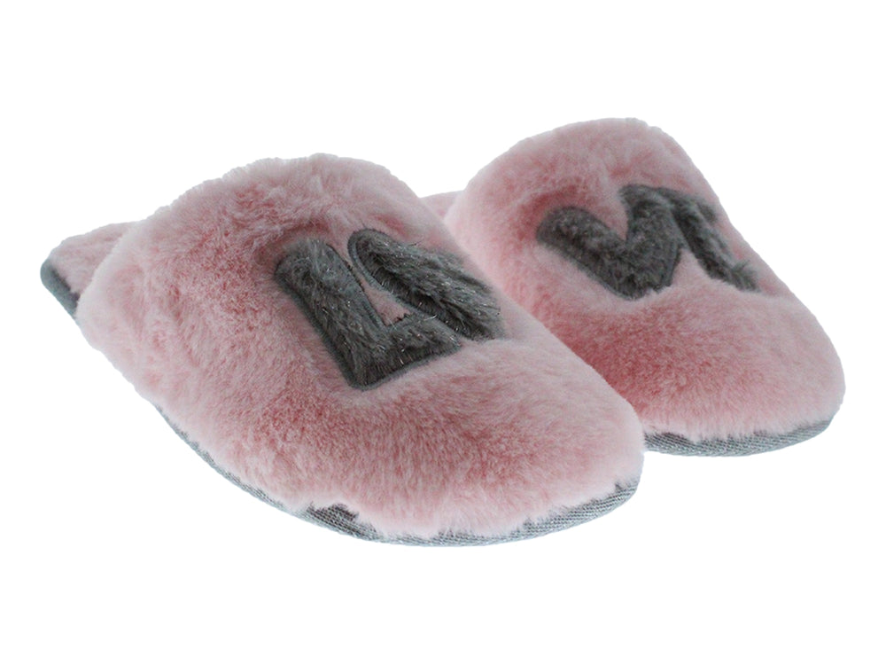 Par de pantuflas color rosa con detalles en gris y textura de peluche suave.