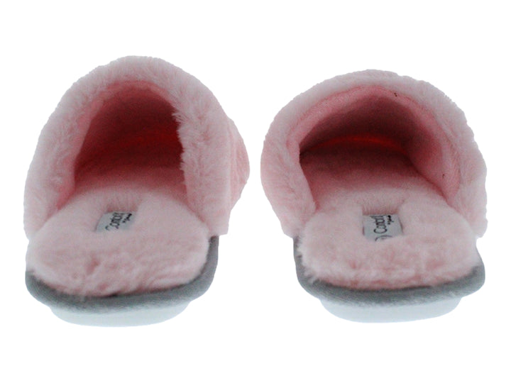 Par de pantuflas color rosa con detalles en gris y textura de peluche suave.